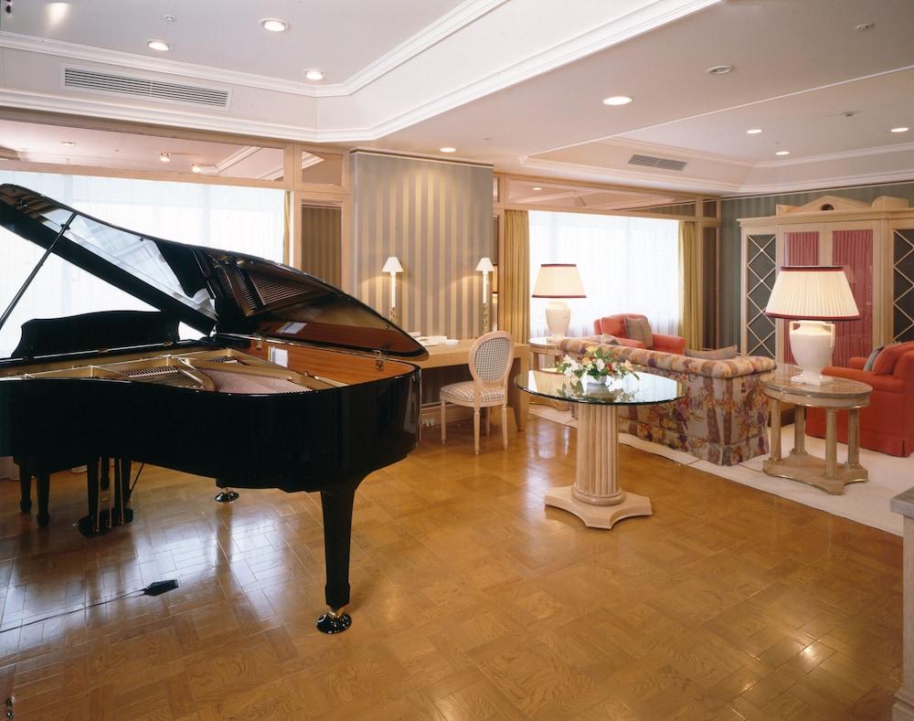 Okura Act City Hotel Hamamatsu Exterior foto A piano in a hotel suite